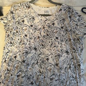 T shirt with pretty paisley design. Xxl